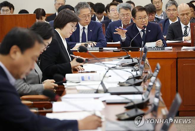 답변하는 이정식 장관 (서울=연합뉴스) 신준희 기자 = 28일 국회에서 열린 환경노동위원회 전체회의. 
    이정식 고용노동부 장관이 의원 질의에 답하고 있다. 2024.6.28 hama@yna.co.kr