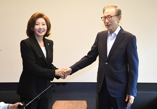 나경원 국민의힘 당 대표 후보가 29일 오전 서울 강남구의 이명박 전 대통령의 사저를 찾아 이 전 대통령과 인사를 나누고 있다. 사진=뉴시스