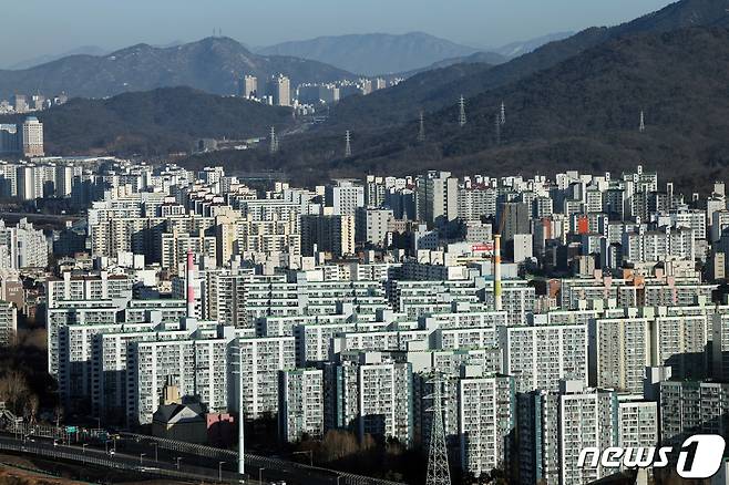 정부가 준공 30년이 넘은 주택은 안전진단을 거치지 않고 바로 재건축 절차에 착수할 수 있도록 한 가운데 15일 오전 서울시 도봉구의 한 고층빌딩에서 노원구의 아파트 밀집 지역이 보이고 있다. 부동산R114 조사에 따르면 서울 아파트 전체 182만6886채 가운데 30년을 경과한 단지는 50만2820채로, 구별로는 노원구가 전체 16만3136채 중 9만6159채의 아파트가 30년을 넘어 58.9%의 비중을 기록했고, 도봉구도 6만4121채 중 3만6428채(56.8%)로 비중이 높다. 2024.1.15/뉴스1 ⓒ News1 박정호 기자