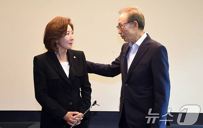 나경원 국민의힘 당 대표 후보가 29일 오전 서울 강남구 이명박 전 대통령 사저에서 이 전 대통령과 대화를 하고 있다. 2024.6.29/뉴스1 ⓒ News1 김명섭 기자