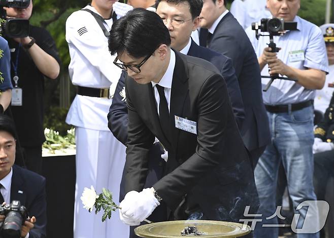 국민의힘 당권주자인 한동훈 전 비상대책위원장이 29일 경기 평택시 해군 제2함대사령부에서 열린 '제2연평해전 승전 22주년 기념식'에서 헌화를 하고 있다. (공동취재) 2024.6.29/뉴스1 ⓒ News1 김영운 기자