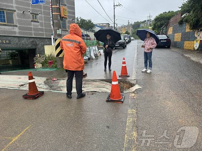 29일 오후 2시36분쯤 전남 여수시 미평동에서 장마로 인해 도로가 무너져 소방당국이 복구 작업을 하고 있다.(전남 여수소방 제공)2024.6.29/뉴스1