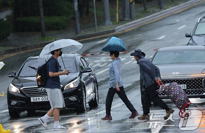 광주와 전남 일부지역에 호우주의보가 발효된 29일 광주 서구 화정동 한 거리에서 시민들이 빗길을 걸어가고 있다. 2024.6.29/뉴스1 ⓒ News1 김태성 기자