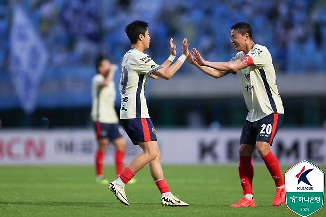 최기윤(왼쪽). 제공 | 프로축구연맹