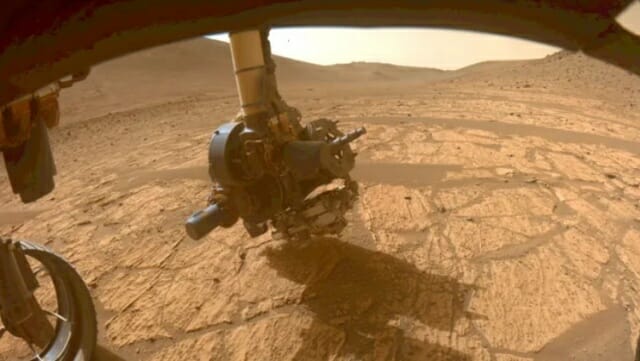 NASA 퍼시버런스 로버가 지난 14일 예제로 분화구의 ‘브라이트 엔젤’ 지역에서 촬영한 사진. 셜록 장비는 화성 지표면에 가장 근접해 있다. (제공= NASA/JPL-칼텍/ASU/MSSS).