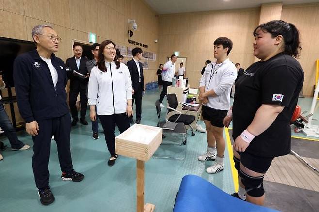 충북 진천선수촌 역도장에서 '장미란의 후예' 박혜정(오른쪽) 등 파리올림픽에 도전하는 국가대표 선수들 격려하는 유인촌 장관과 장미란 차관. /연합뉴스