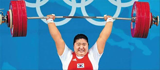 2008년 베이징 올림픽에서 장미란은 인상(140kg), 용상(186kg), 합계(326kg) 모두 세계 신기록을 들어 올렸다.