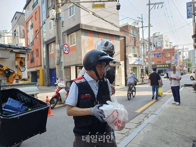 국민의힘 당권주자인 윤상현 의원이 28일 서울 양천구에 위치한 한 빌라에 음식을 배달하기 위한 라이더 체험에 나서고 있다. ⓒ데일리안 김민석 기자