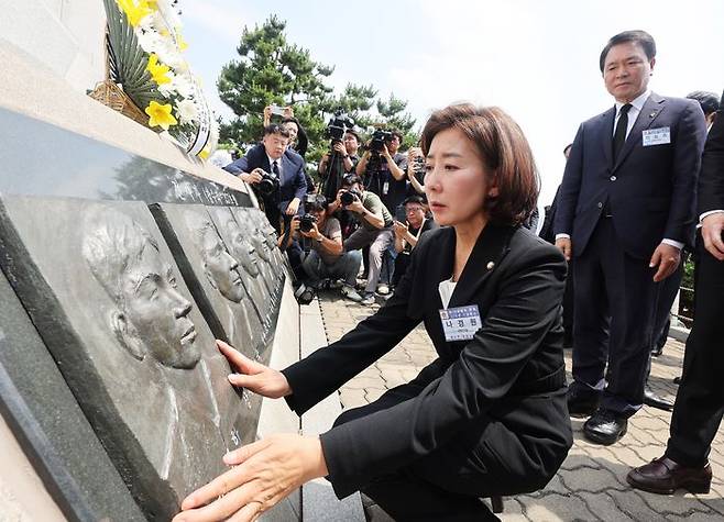 나경원 국민의힘 의원이 29일 경기도 평택시 해군 제2함대 사령부에서 열린 제2연평해전 승전 22주년 기념식에서 해전 영웅들의 얼굴 부조상을 어루만지고 있다. ⓒ뉴시스