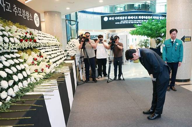 이상일 용인특례시장이 29일 화성시청에 마련된 분향소에서 헌화하고 있다.ⓒ용인시 제공