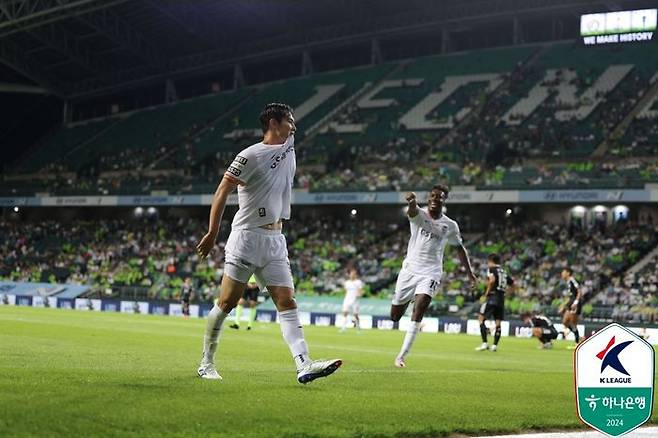 호날두의 도움을 받아 득점을 올린 강성진. ⓒ 한국프로축구연맹
