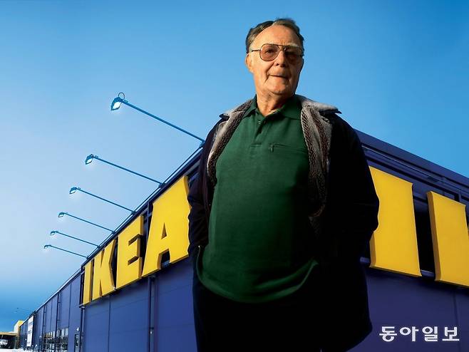 스웨덴의 이케아 매장 앞에서 설립자 잉바르 캄프라드. 이케아 홈페이지