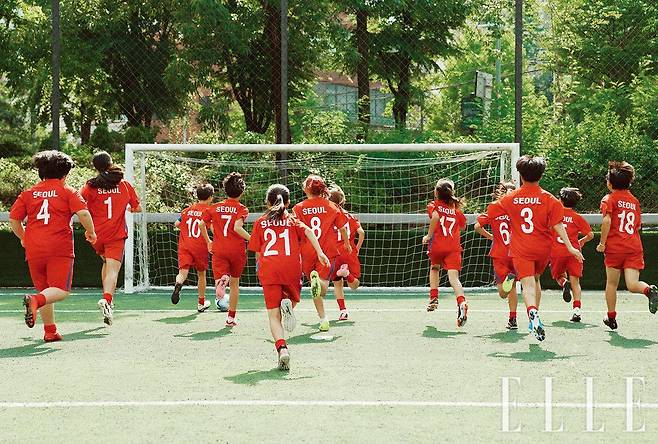 서울 내 유일한 여자 축구부인 우이초등학교 선수들. 주장은 매번 돌아가며 맡는다.