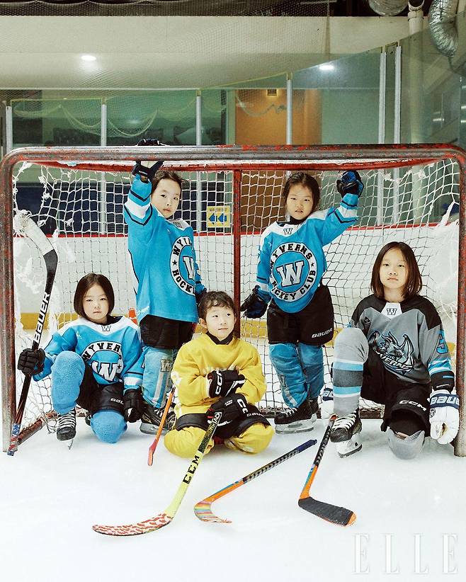 윗줄부터 서제인, 엄정화, 김래아, 김지율, 엄태이 선수. 이 팀의 여자 선수 다섯 명의 모습이다.