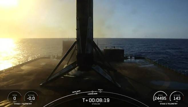 이륙 8분여 후 해상 바지선에 안착한 팰컨9 로켓 1단 추진체 B1062. 웹방송 갈무리