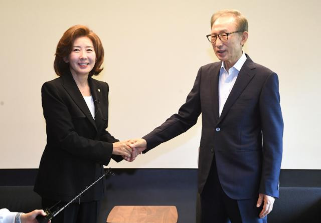 나경원(왼쪽) 국민의힘 당 대표 후보가 29일 오전 서울 강남구의 이명박 전 대통령의 사저를 찾아 이 전 대통령과 인사를 나누고 있다. 나경원 캠프 제공