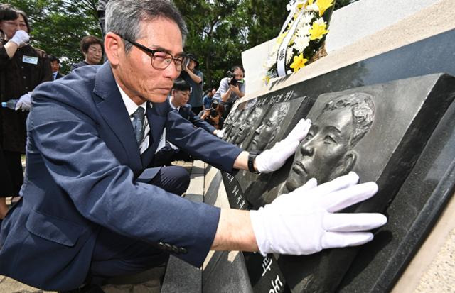 29일 경기 평택시 해군 제2함대 사령부에서 열린 제2연평해전 승전 22주년 기념식에서 유가족이 해전 영웅들의 얼굴 부조상을 어루만지고 있다. 뉴시스