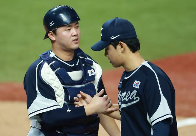 <yonhap photo-3103="">(사오싱[중국]=연합뉴스) 홍해인 기자 = 2일 중국 저장성 항저우 인근 사오싱 야구·소프트볼 스포츠센터 제1구장에서 열린 2022 항저우 아시안게임 조별리그 B조 대만과 대한민국의 경기. 3회말 대한민국 선발 투수 문동주가 상대 타선을 삼자 범퇴로 막은 뒤 포수 김형준과 서로를 격려하고 있다. 2023.10.2 hihong@yna.co.kr/2023-10-02 20:20:24/ <저작권자 ⓒ 1980-2023 ㈜연합뉴스. 무단 전재 재배포 금지.></yonhap>