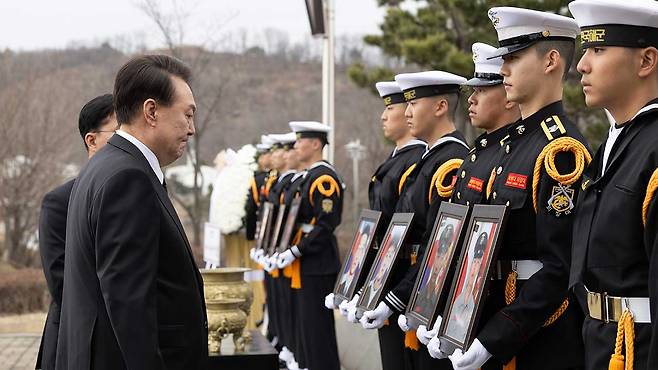 제9회 서해수호의날 기념식이 열린 지난 3월 제2연평해전 전승비 찾은 윤석열 대통령 2024.3.22 [대통령실 제공]