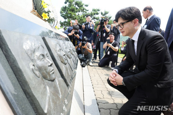 한동훈 국민의힘 전 비상대책위원장이 29일 경기도 평택시 해군 제2함대 사령부에서 열린 제2연평해전 승전 22주년 기념식에서 해전 영웅들의 얼굴 부조상을 살펴보고 있다.  [사진=뉴시스]