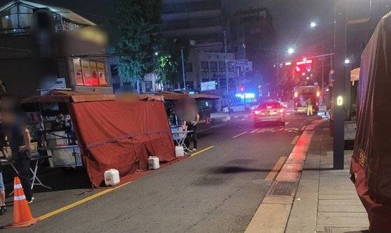 지난 22일 종로구가 서울 종로구 돈화문로11길 포장마차 거리의 한쪽 차선 위에 포장마차를 배치하는 시뮬레이션을 하고 있는 모습. 독자 제공