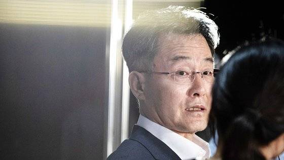 지난해 9월 7일 새벽 2차 구속기간 만료로 석방된 화천대유 대주주 김만배씨가 경기 의왕시 서울구치소를 나온 모습. 뉴스1