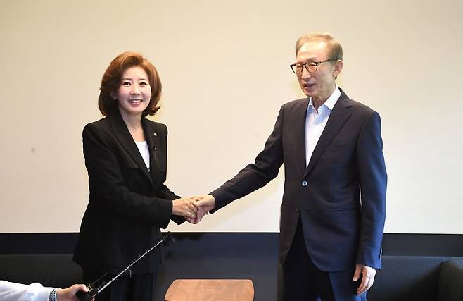 나경원 국민의힘 당 대표 후보가 29일 오전 서울 강남구 이명박 전 대통령 사저를 방문해 이 전 대통령과 인사하고 있다./ 사진=뉴스1