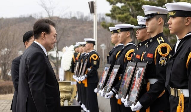 윤석열 대통령이 제9회 서해수호의날 기념식이 열린 지난 3월 22일 경기도 평택 소재 해군 제2함대사령부에서 제2연평해전 전승비를 찾아 참배하고 있다. 연합뉴스