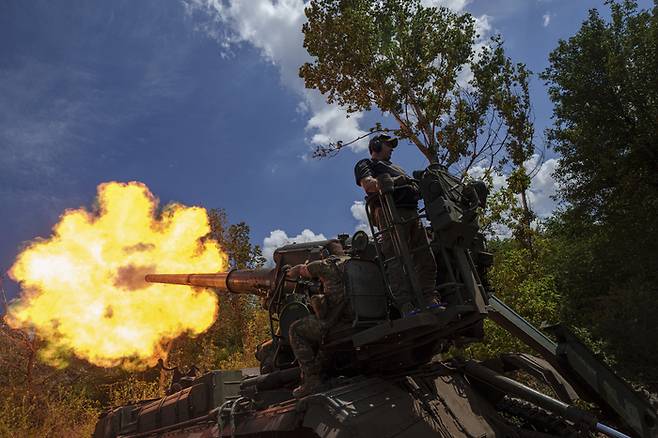 우크라이나군이 도네츠크 지역 최전선에서 러시아군 진지를 향해 자주포를 발사하고 있다. [사진 출처 = AP 연합뉴스]