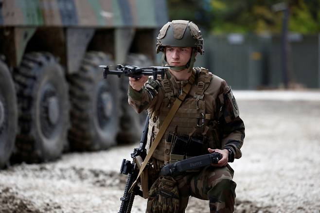 파리에서 열린 방위산업 전시회 '유로사토리'에서 프랑스 군인이 드론 시연을 보이고 있다. /사진=로이터/뉴스1