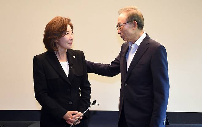 나경원 국민의힘 당 대표 후보가 29일 오전 서울 강남구 이명박 전 대통령 사저에서 이 전 대통령과 대화를 하고 있다./사진=뉴스1