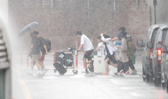 정체전선이 북상하며 호우특보가 내려진 29일 오후 제주국제공항에 굵은 장맛비가 쏟아지고 있다. 뉴시스