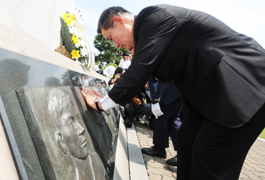 29일 오전 경기도 평택시 해군 제2함대사령부에서 열린 ‘제2연평해전 승전 22주년 기념식’에서 신원식 국방부 장관이 해전 영웅들의 얼굴 부조상을 어루만지고 있다. 연합뉴스