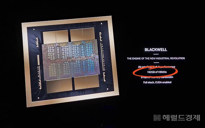 지난 3월 미국 새너제이에서 열린 ‘엔비디아 GTC 2024’에서 공개된 차세대 AI 반도체 ‘블랙웰’(Blackwell). 총 192GB의 HBM3E(붉은 동그라미)가 탑재되며 이는 8개에 해당한다. 김현일 기자