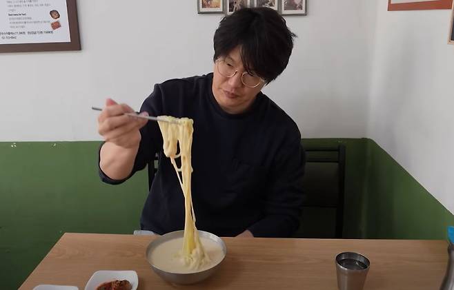 가수 성시경이 콩국수를 먹는 모습. [유튜브 성시경 캡처]