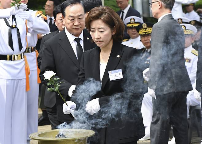 29일 오전 경기도 평택시 해군 제2함대사령부에서 열린 '제2연평해전 승전 22주년 기념식'에서 국민의힘 당권주자인 나경원 의원이 헌화하고 있다. [연합]