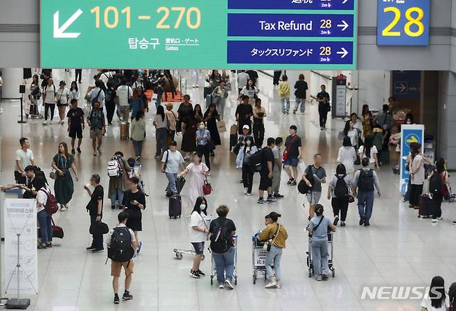 [서울=뉴시스] 정병혁 기자 = 지난해 8월27일 인천국제공항 제1터미널 면세구역이 여행객들로 붐비고 있는 모습. 2023.08.27. jhope@newsis.com