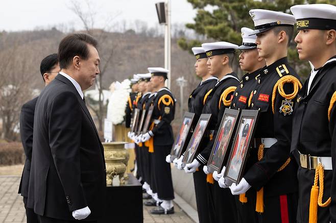 [평택=뉴시스] 윤석열 대통령이 22일 경기도 평택 소재 해군 제2함대사령부에서 거행된 제9회 서해수호의날 기념식에 참석한 뒤 제2연평해전 전승비에 참배하고 있다. (사진=대통령실 제공) 2024.03.22. photo@newsis.com *재판매 및 DB 금지