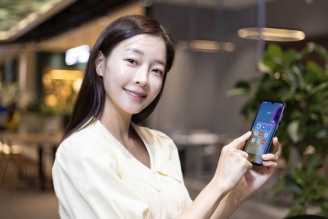 [서울=뉴시스] SK텔레콤이 30만원대 5G 스마트폰인 삼성전자 갤럭시 와이드7를 26일부터 출시한다고 밝혔다. (사진=SK텔레콤 제공) *재판매 및 DB 금지