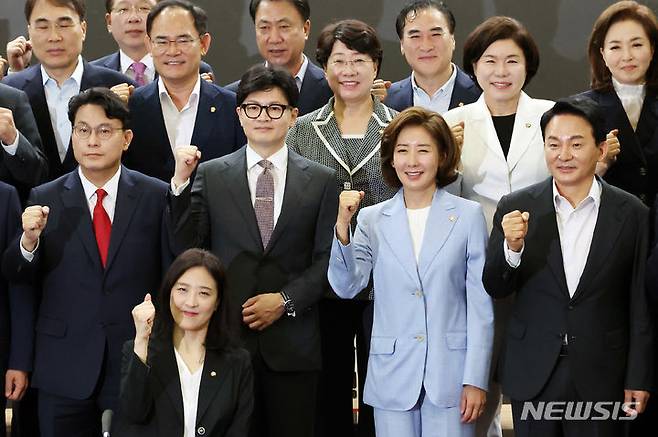 [서울=뉴시스] 조성우 기자 = 국민의힘 당 대표 경선 출마를 선언한 윤상현(아랫줄 왼쪽부터) 의원, 한동훈 전 비상대책위원장, 나경원 의원, 원희룡 전 국토교통부 장관이 24일 오전 서울 여의도 국회 의원회관에서 열린 국민의힘 초선의원 공부모임에 참석해 기념촬영하고 있다. 2024.06.24. xconfind@newsis.com