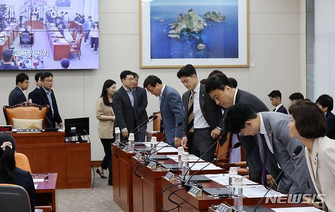 [서울=뉴시스] 조성우 기자 = 국민의힘 국회 교육위원회 위원들이 25일 오전 서울 여의도 국회에서 열린 교육위원회 전체회의에 참석하고 있다. 오른쪽은 강경숙 조국혁신당 위원. 2024.06.25. xconfind@newsis.com