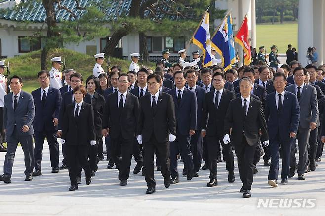 [서울=뉴시스] 정병혁 기자 = 우원식 국회의장을 비롯한  주호영 국회부의장, 정당 원내대표, 상임위·상설특위 위원장 등 참석자들이 28일 서울 동작구 국립서울현충원에서 현충탑 참배를 위해 이동하고 있다. 2024.06.28. jhope@newsis.com