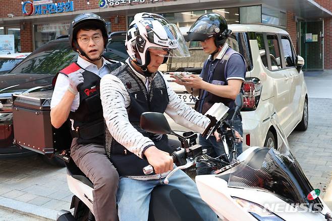 [서울=뉴시스] 권창회 기자 = 윤상현 국민의힘 당대표 후보가 28일 오후 서울 영등포구 이동자 쉼터를 방문해 배달 라이더 체험을 하고 있다. 2024.06.28. kch0523@newsis.com