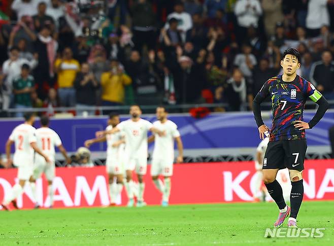 [알라이얀(카타르)=뉴시스] 김근수 기자 = 대한민국 축구 국가대표팀 손흥민이 6일(현지시간) 카타르 알라이얀 아흐메드 빈 알리 스타디움에서 열린 2023 아시아축구연맹(AFC) 카타르 아시안컵 4강전 요르단 대 대한민국의 경기 후반, 요르단 알타마리에게 추가골을 내주자 아쉬워하고 있다. 2024.02.07. ks@newsis.com