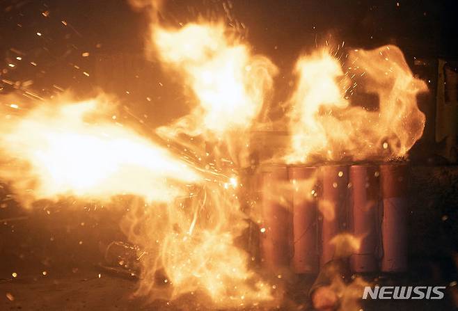 [대구=뉴시스] 이무열 기자 = 지난 27일 대구 서구 가드케이 대구공장에서 열린 ‘리튬 배터리 화재 전용 소화장치 시연’에 앞서 원통형 리튬 배터리에 열폭주 현상이 발생하고 있다. 2024.06.27. lmy@newsis.com