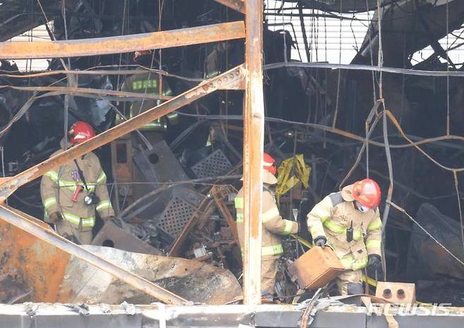 [화성=뉴시스] 김종택 기자 = 지난 25일 오전 경기도 화성시 서신면 소재 일차전지 제조업체 공장 화재 현장에서 소방대원들이 수색 작업을 하고 있다. (공동취재) 2024.06.25. photo@newsis.com