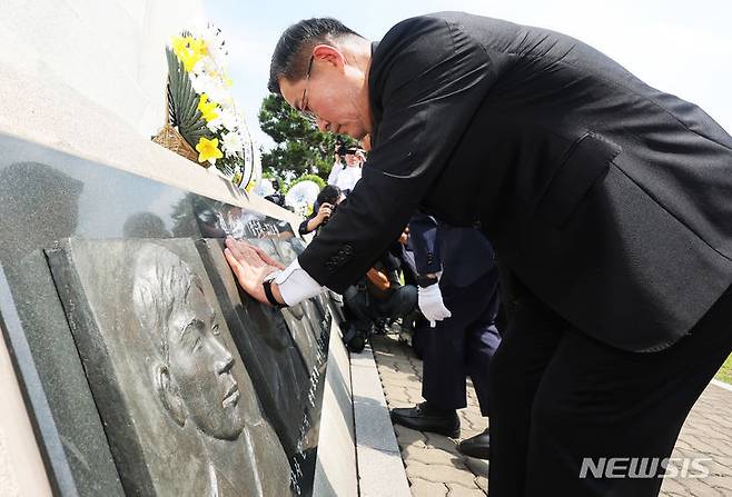 [평택=뉴시스] 김종택 기자 = 신원식 국방부 장관이 29일 경기도 평택시 해군 제2함대 사령부에서 열린 제2연평해전 승전 22주년 기념식에서 해전 영웅들의 얼굴 부조상을 어루만지고 있다. (공동취재) 2024.06.29. photo@newsis.com