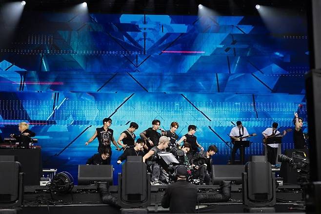 [서울=뉴시스] 세븐틴 글래스턴베리 무대. (사진 = Corinne Cumming 제공) 2024.06.29. photo@newsis.com *재판매 및 DB 금지