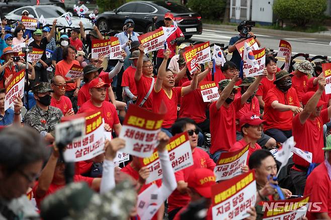 [서울=뉴시스] 김명년 기자 = 29일 오후 서울 용산구 지하철 6호선 한강진역 인근에서 열린 해병대 예비역연대 주최 '해병대원 순직 및 수사외압 사건 특검법, 국정조사 촉구 범국민 집회'에서 참석자들이 구호를 외치고 있다. 2024.06.29. kmn@newsis.com