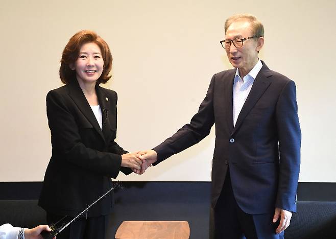 국민의힘 나경원 의원이 29일 서울 강남구의 이명박 전 대통령 사저를 찾아 이 전 대통령과 인사를 나누고 있다. 나경원 후보 캠프 제공